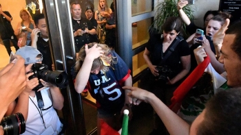 woman cornered attacked by anti-Trump mob San Jose 2016.06.02